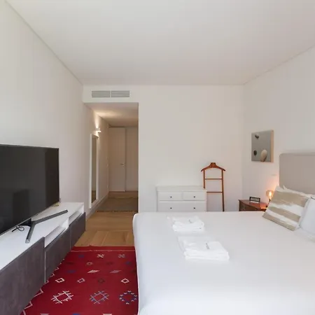 Flh Av. Liberdade Stunning With Balcony & Parking شقة *