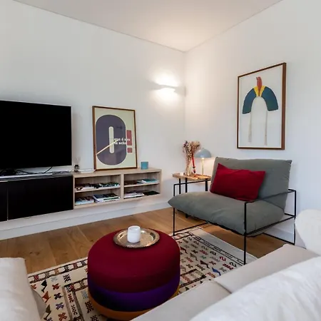 Flh Av. Liberdade Stunning With Balcony & Parking شقة *